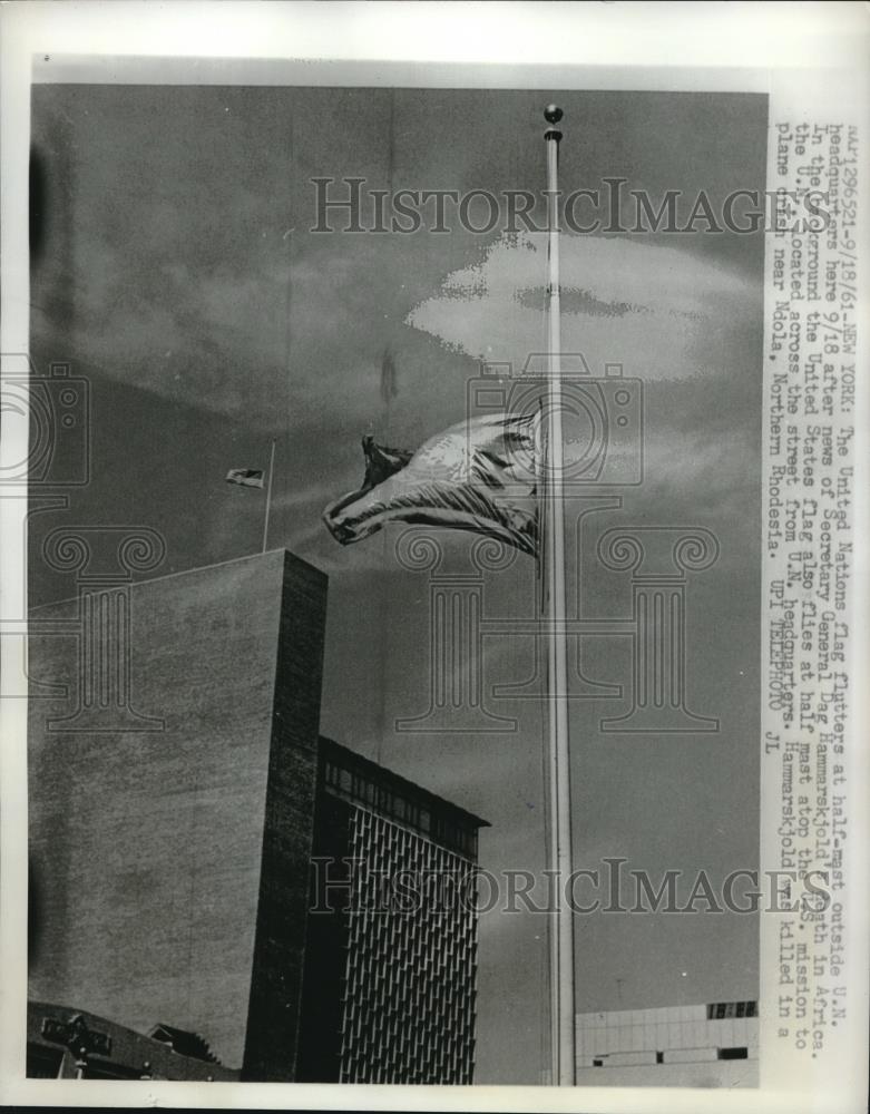 1961 Press Photo United nations flag half Mast - Historic Images