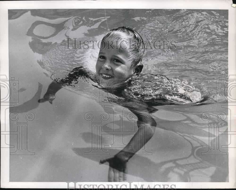 1948 Press Photo Child Actor Duncan Richardson In The Pool - Historic Images