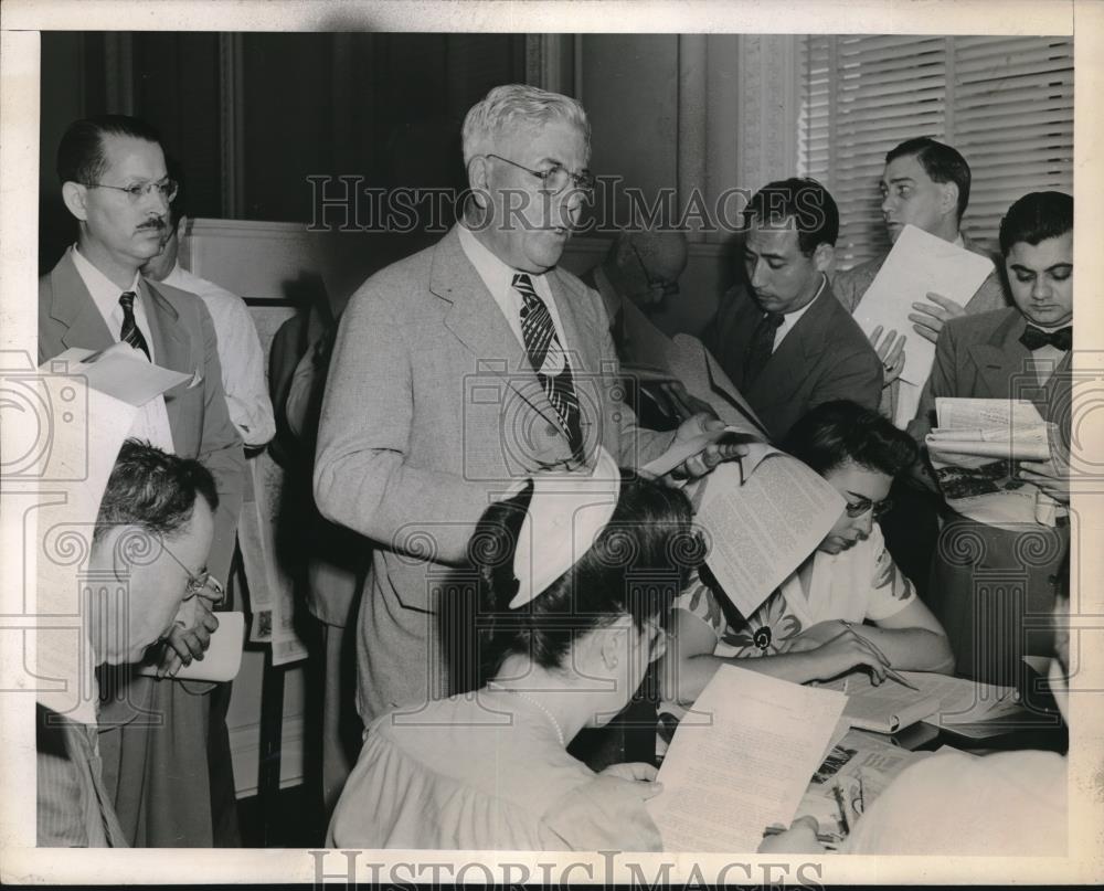 1945 Press Photo Michael Mo Dermott Of The States Department Speaking To Press - Historic Images