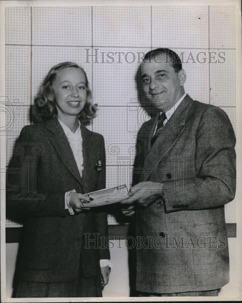 1944 Press Photo Fisher Aircraft Plant Eleanor Bernhardy F H Hanson Asst Mgr - Historic Images