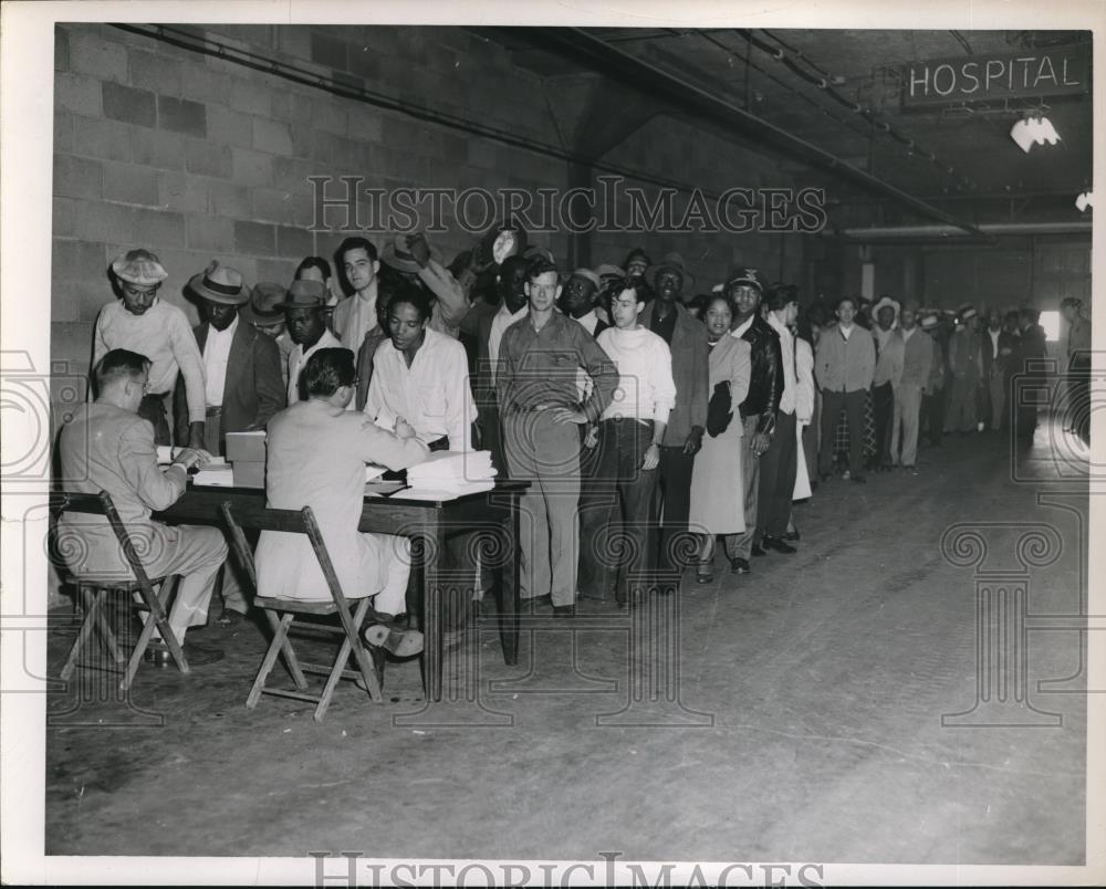 1950 Press Photo Cadillac tank plant applicants in line in Cleveland - neb81233 - Historic Images