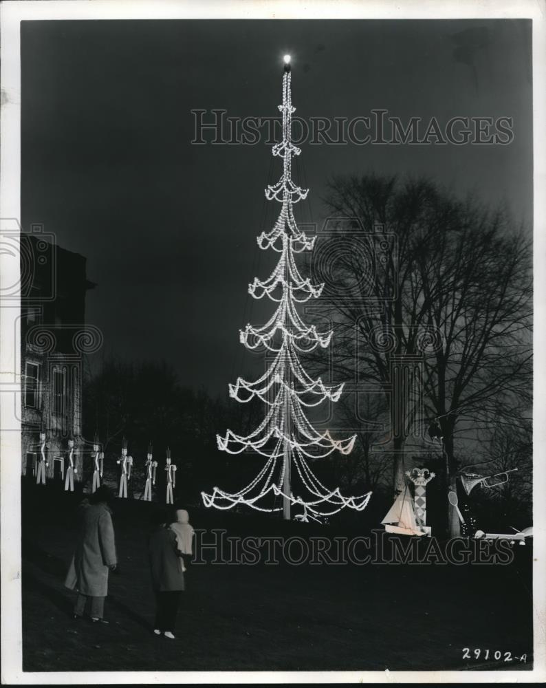 1957 Press Photo Two Women And Child Look At Lighted Christmas Tree Decorations - Historic Images