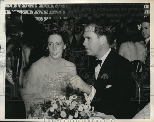 1938 Press Photo Mr and Mrs Angus Macintosh eating dinner - Historic Images