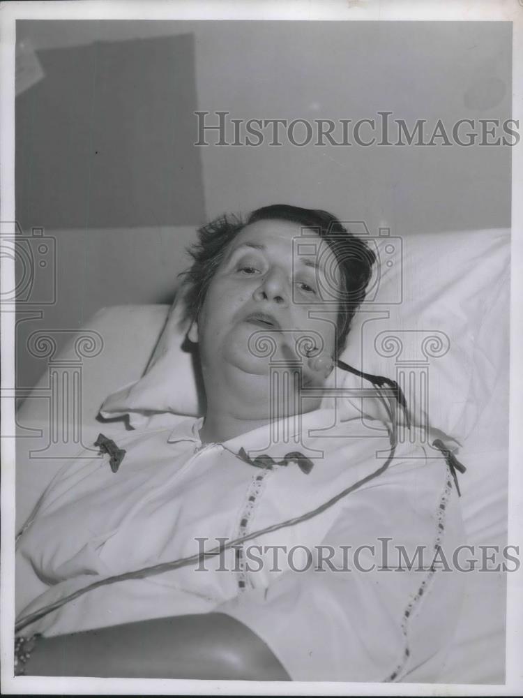 1958 Press Photo Mrs Gertrude Miller 2 Puffs in Mouthpiece Tunes in TV Cleveland - Historic Images