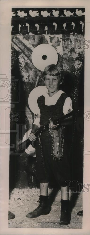 1922 Press Photo Eddie Hoff, age 7 at Coney Island for clay pigeon shoot - Historic Images
