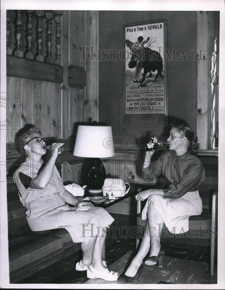 1955 Press Photo Helen Williams Wadsworth &amp; Delphia Barrett LeRoy Take Break - Historic Images