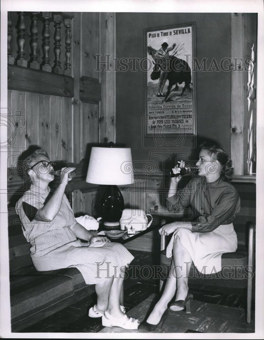 1955 Press Photo Helen Williams Wadsworth & Delphia Barrett LeRoy Take Break - Historic Images