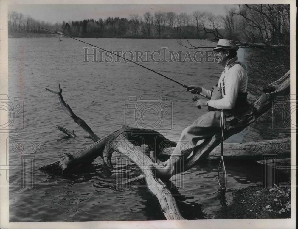 1973 Press Photo Ignatius Puleo fishing in Ohio lake - neb84560 - Historic Images