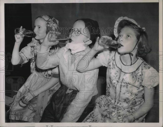 1938 Press Photo Florence Desco, Art ochs,Anita Wilt at Baby Bottle contest - Historic Images