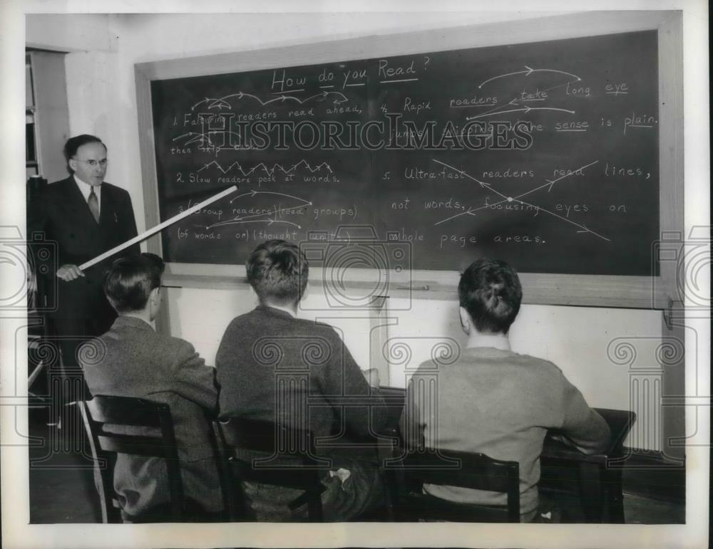 1944 Press Photo Harold Laity Director of Carteret&#39;s Reading Center for Eye Move - Historic Images