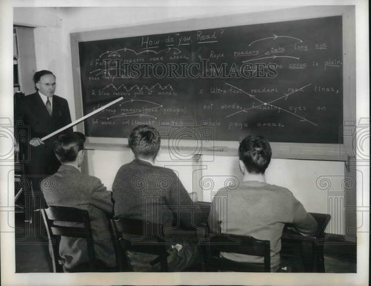 1944 Press Photo Harold Laity Director of Carteret's Reading Center for Eye Move - Historic Images