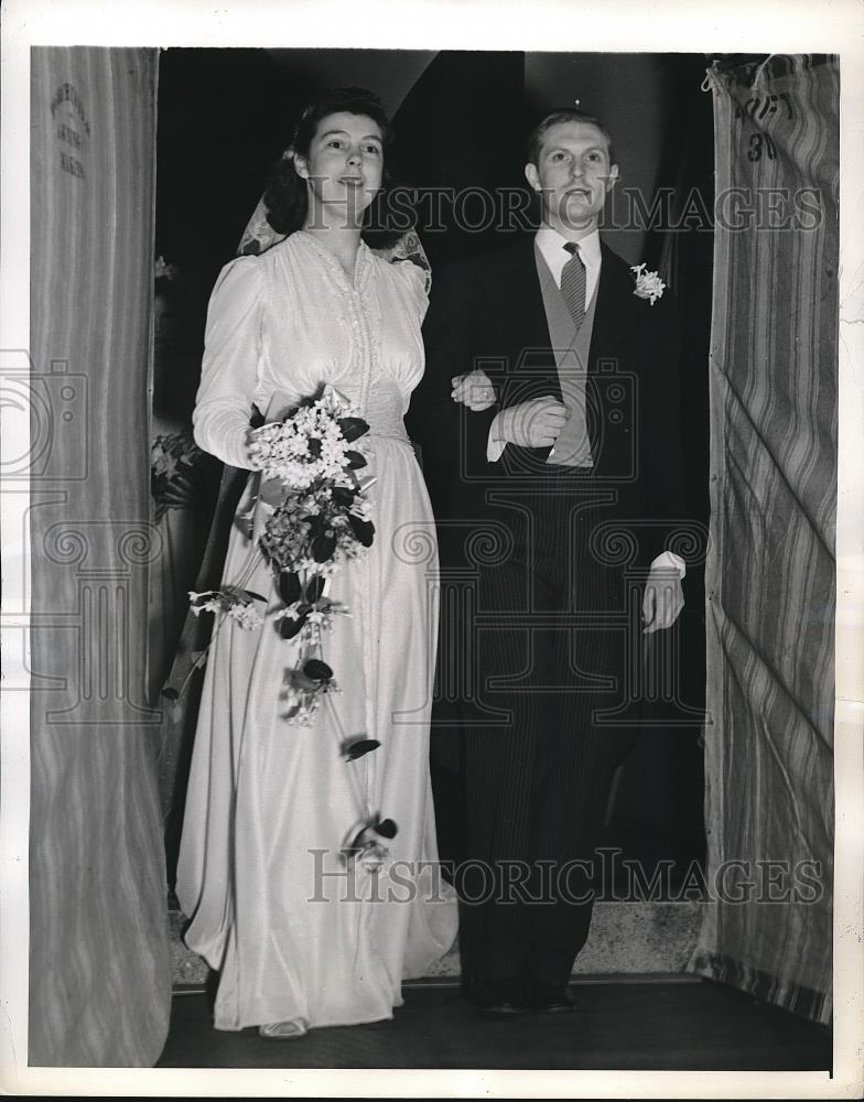 1941 Press Photo Mr and Mrs Edward Elliot Leave St. Pauls After Wedding - Historic Images