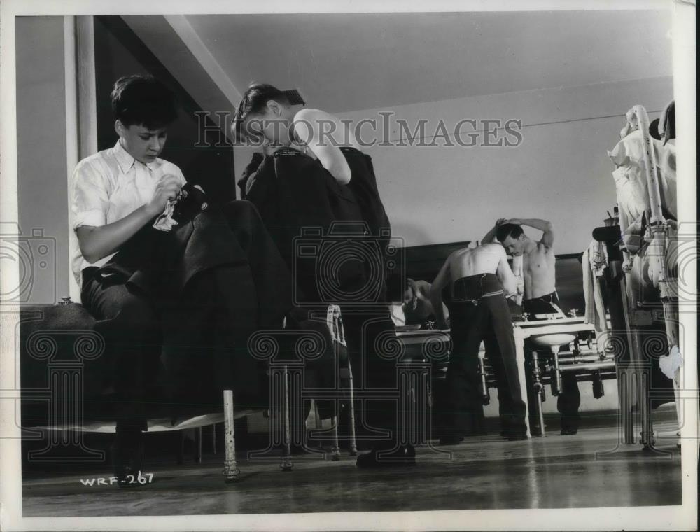 1941 Press Photo Pierre Lebeau &amp; Andre Jobin Work at Dormitory Air Cadets Canada - Historic Images