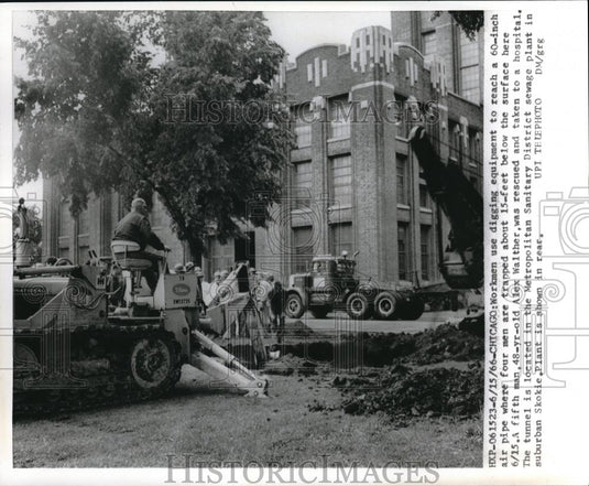 1966 Press Photo Chicago, Ill workmen dig out men trapped in sewer line - Historic Images