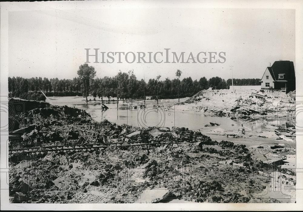 1939 Press Photo Albert Canal bursts banks &amp; floods at Hasselt, Belgium - Historic Images