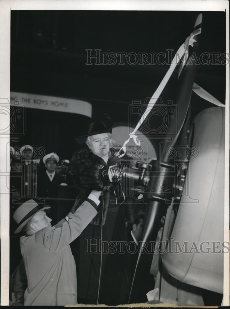 1943 Press Photo Sister Elizabeth Kenny Christens Hospital Plane - neb82925 - Historic Images