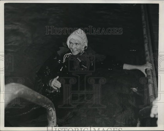 1941 Press Photo Wash.D.C. Mary Miller test live saving suit for the Navy - Historic Images