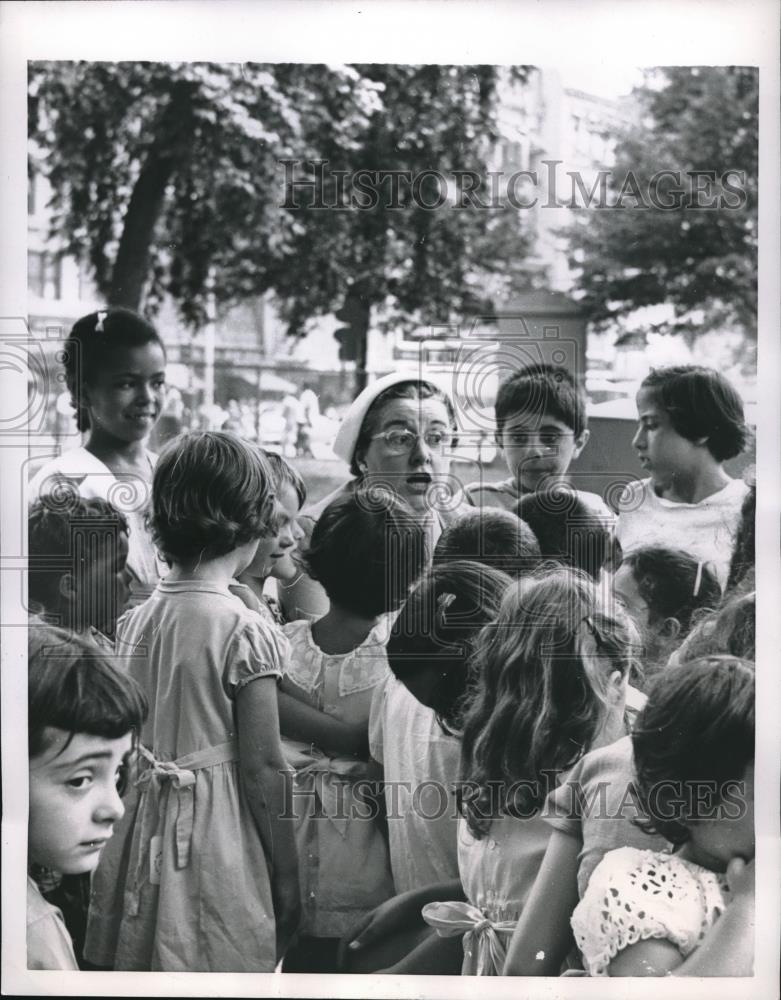 1953 Press Photo Boston, Mass. Mrs P Barclay reads to children at playground - Historic Images