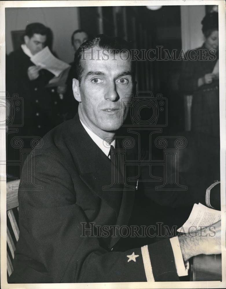 1943 Press Photo Ensign Phillip Nolan Rescued After 39 Days At Sea On Lifeboat - Historic Images