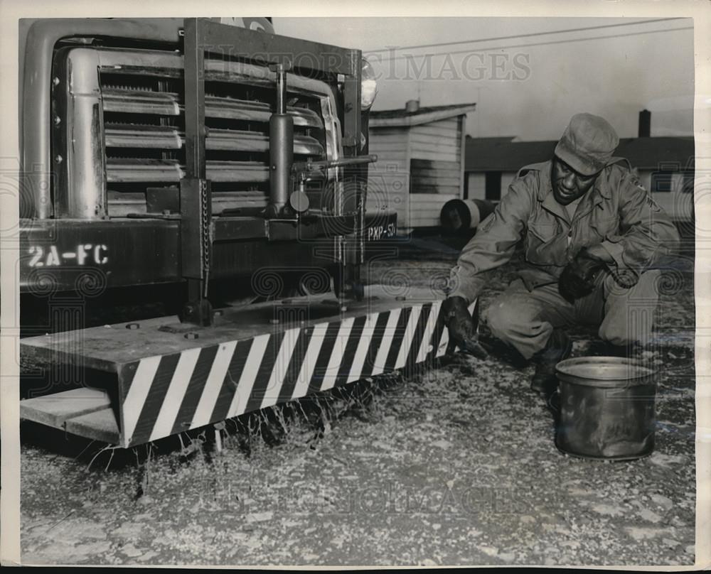 1952 Press Photo Sergeant Henry Dobson With Nail Picker - Historic Images