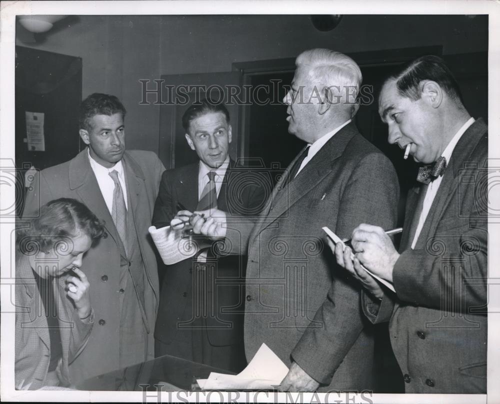 1953 Press Photo Government official at press conference in Washington D.C. - Historic Images