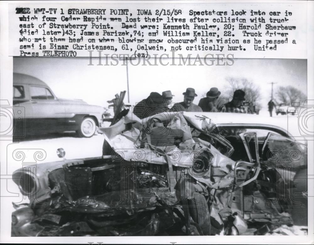 1954 Press Photo Spectators look into Car where Cedar rapids citizens died - Historic Images