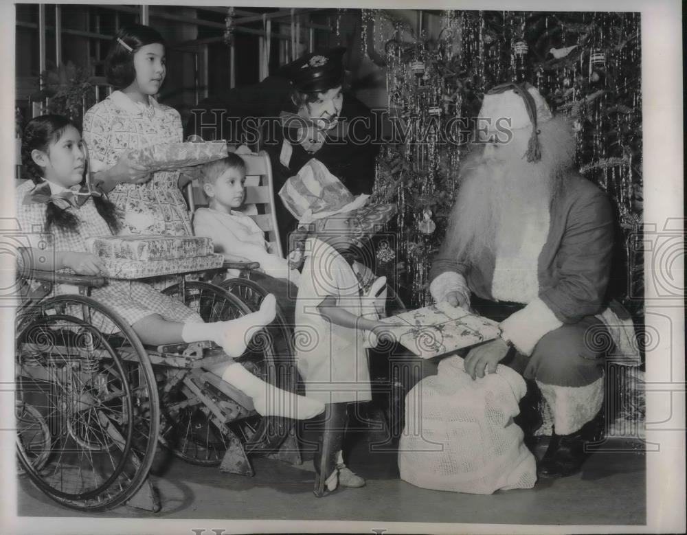 1949 Press Photo 4 Youngsters & Cylo the Clown & Santa Home of Crippled Children - Historic Images