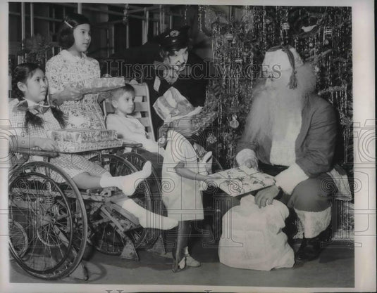 1949 Press Photo 4 Youngsters & Cylo the Clown & Santa Home of Crippled Children - Historic Images