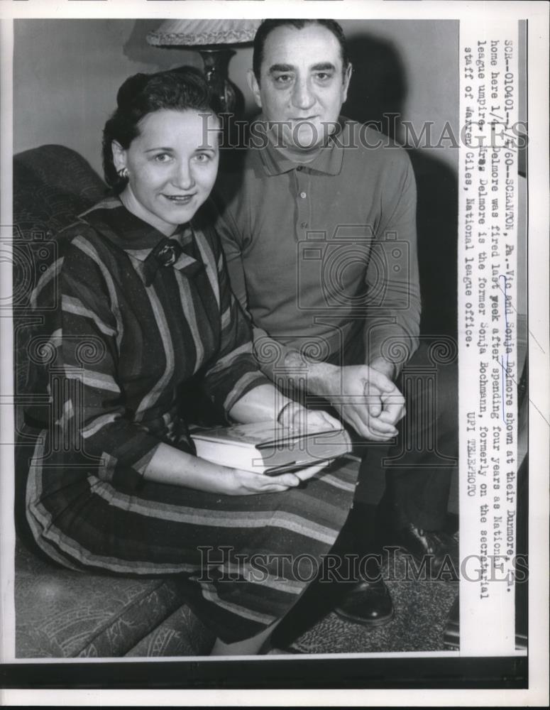 1960 Press Photo Vic Delmore, Fired Umpire of National League with Wife Sonja - Historic Images