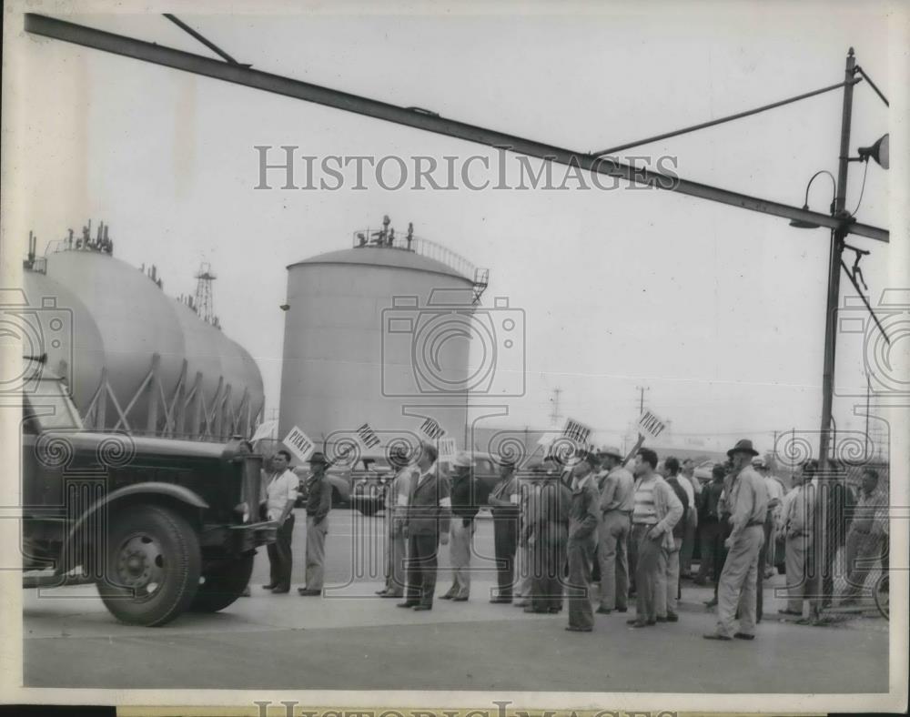 1945 Press Photo Wilmington, Calif Pickets at Texas Oil Co. - Historic Images