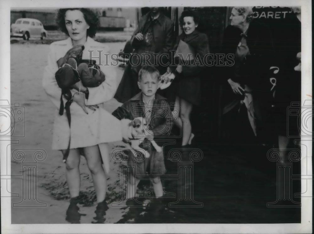 1944 Press Photo Residents of Wichita, KS fleeing their home after massive flood - Historic Images