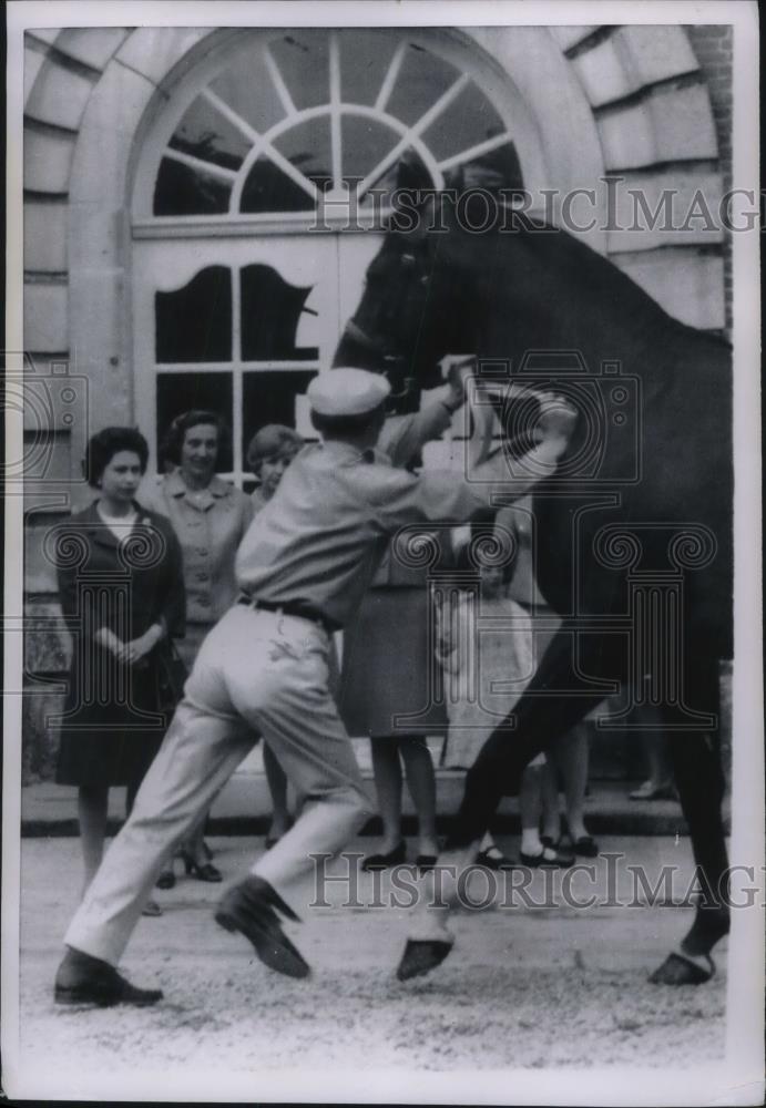 1967 Press Photo Virgny, France Queen Elizabeth watches a racehorse &amp; groom - Historic Images