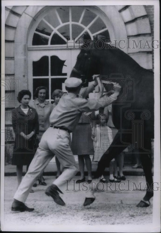 1967 Press Photo Virgny, France Queen Elizabeth watches a racehorse & groom - Historic Images