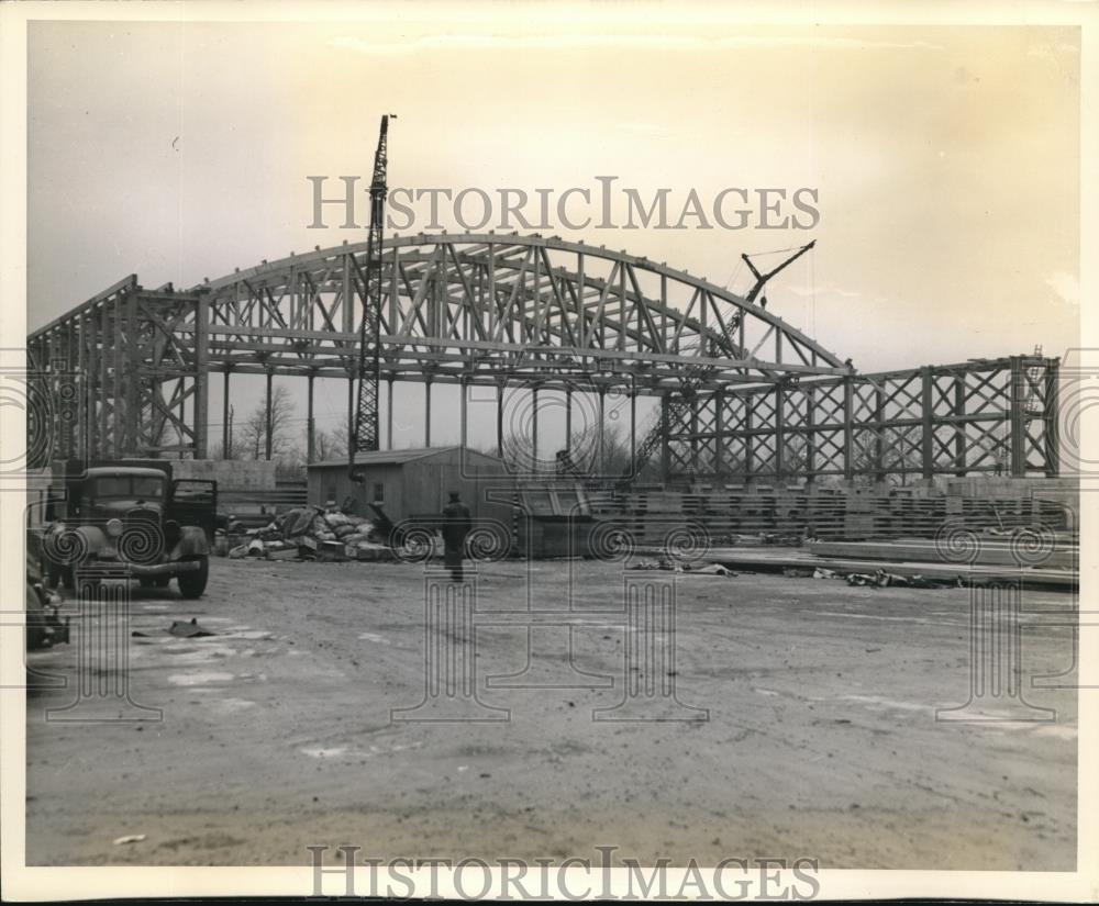 1943 Press Photo Hangars Under Construction For Fisher Cleveland - Historic Images