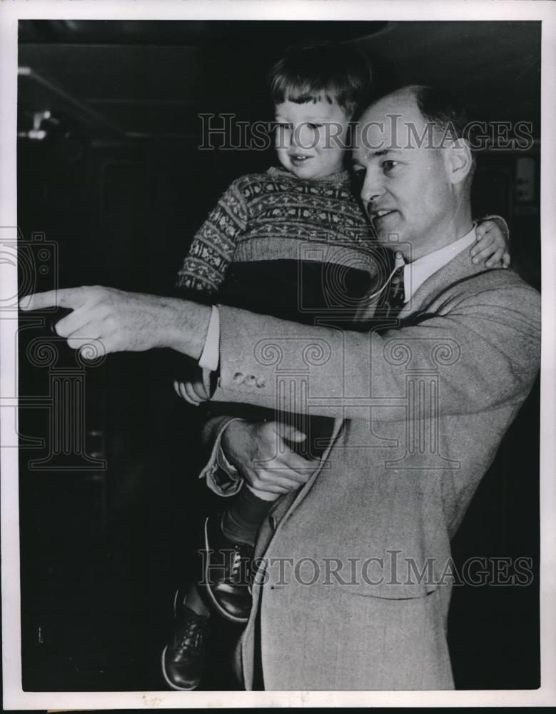 1952 Press Photo George Kennan, American Ambassador to Moscow & Son Christopher - Historic Images