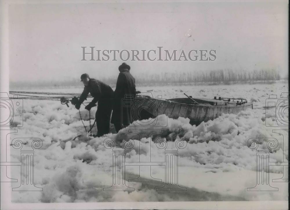 1936 Press Photo Men Marooned On Government Quarterboat On Ohio River - Historic Images