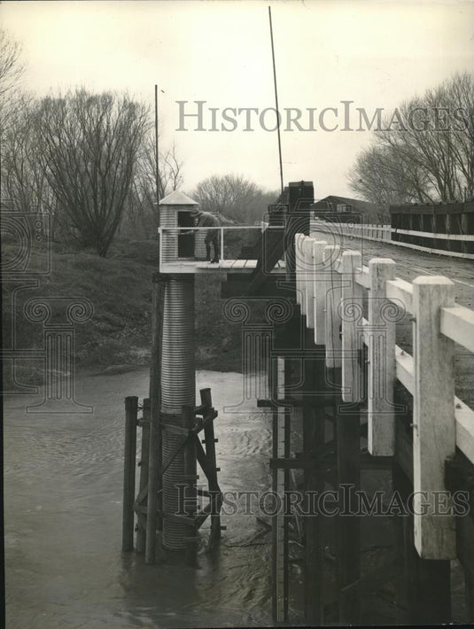 1935 Press Photo Semi-portable Installations on duty in California Stream - Historic Images
