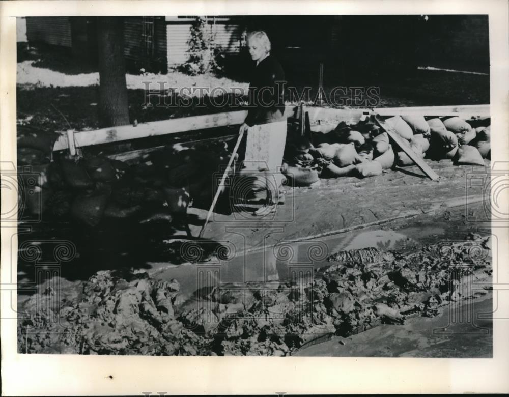 1947 Press Photo Mrs John Vaughn Of Ottumwa Iowa Cleaning Up After Flood - Historic Images