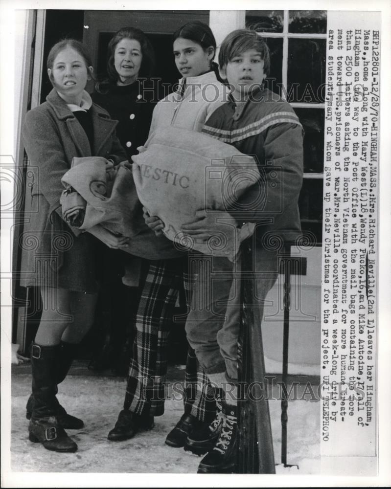 1970 Press Photo Four people delivering letters to the post office - Historic Images