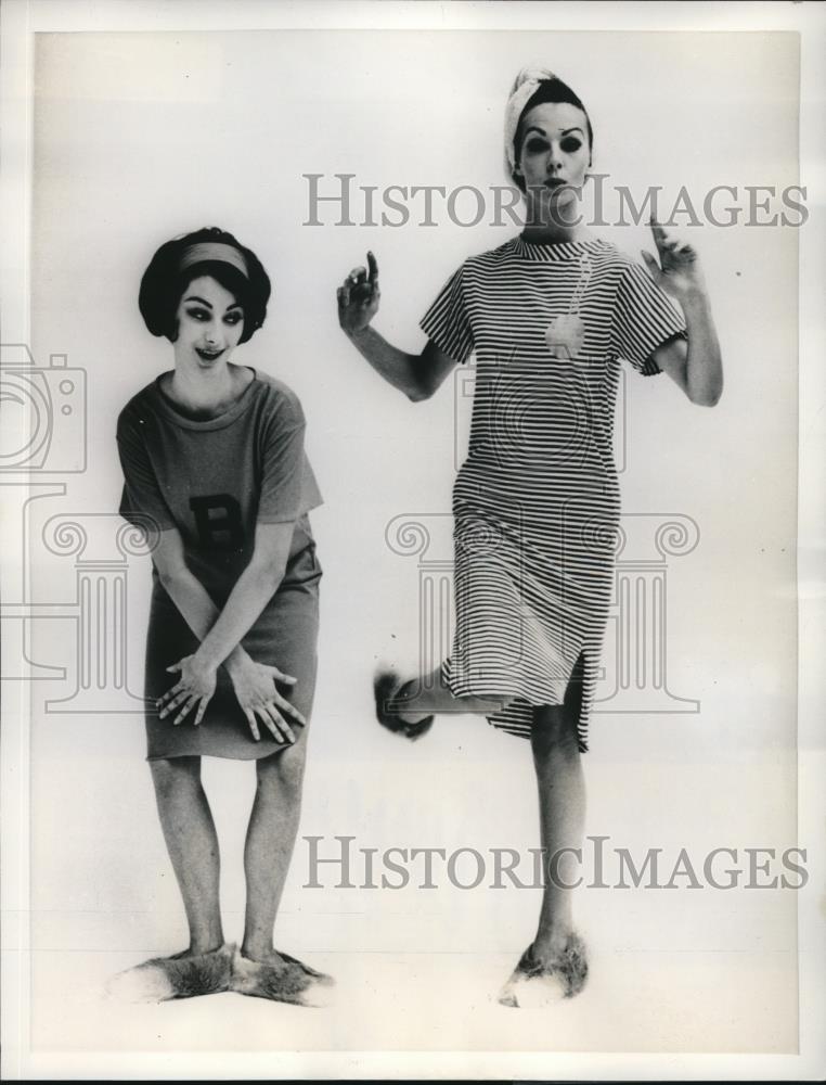1961 Press Photo NYC, Roaring twenties nighshirt fashions by Lowenstein on model - Historic Images