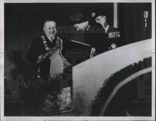 1951 Press Photo Toronto, Canada Mayor Harrin greets Queen Elizabeth - Historic Images