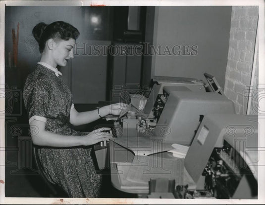 1957 Press Photo Marya Cerar in key punch room of Gray Drug Co. in Cleveland - Historic Images