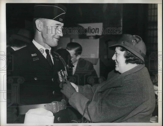 1937 Press Photo Mr. & Mrs. Ralph Lynch 2nd Rev. In Indianapolis Indiana - Historic Images