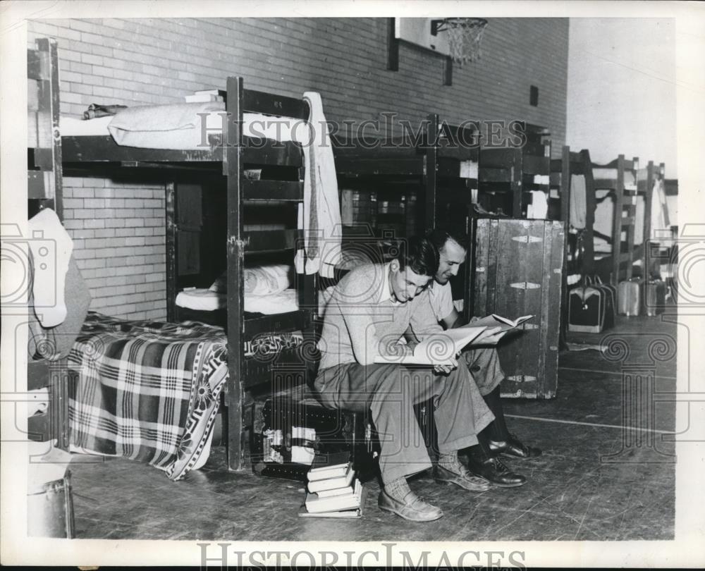 1946 Press Photo Mabry Dabney and John Costeines of Miami Univ. Bunk in Gym - Historic Images