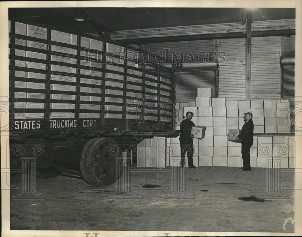 1933 Press Photo Stevedores Load Alcohol Shipments On Truck - Historic Images