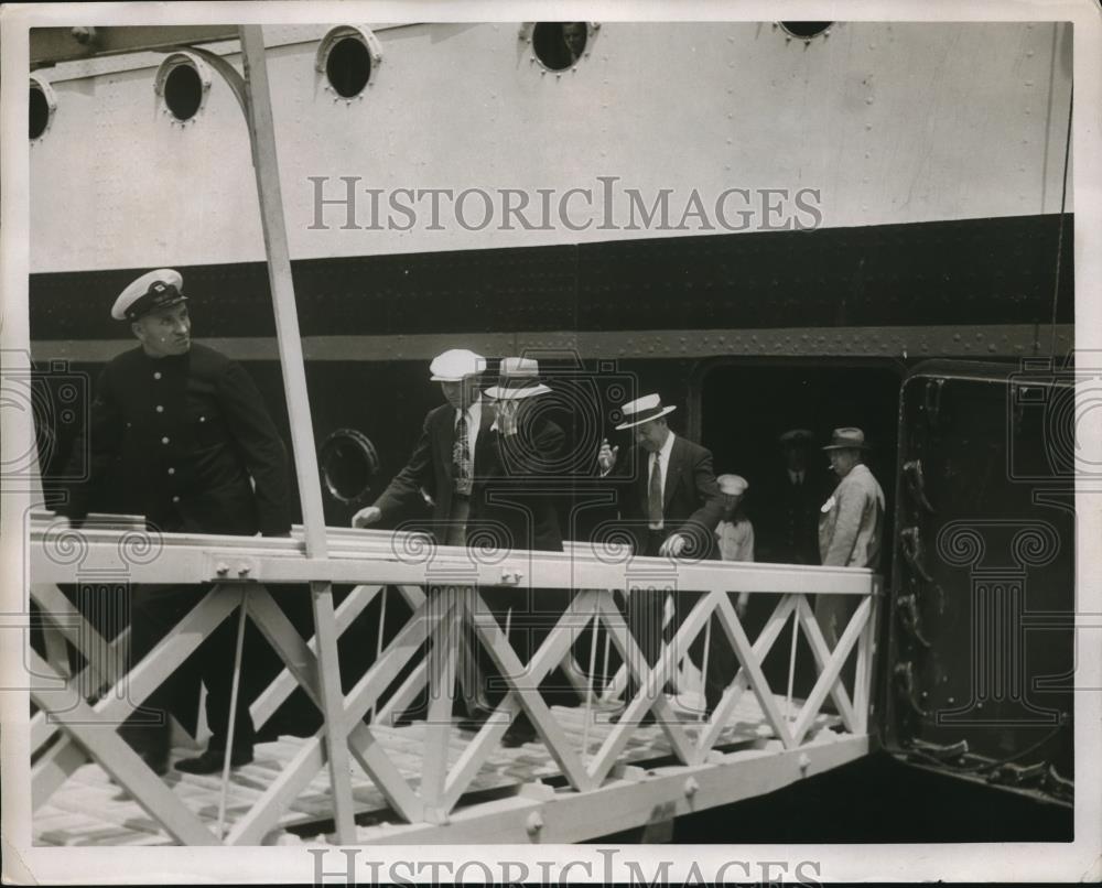 1932 Press Photo Kidnapping Suspect William Bailey Disembarks From Liner - Historic Images