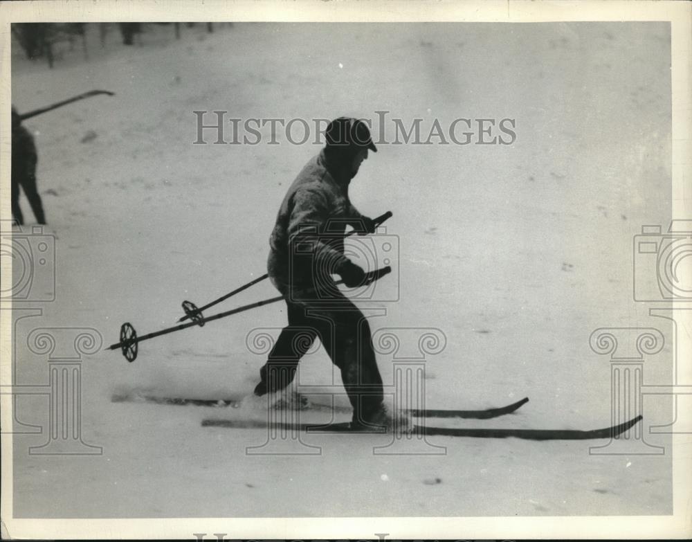1936 Press Photo Skier Clayton Hoff Skiing In The Snow - Historic Images