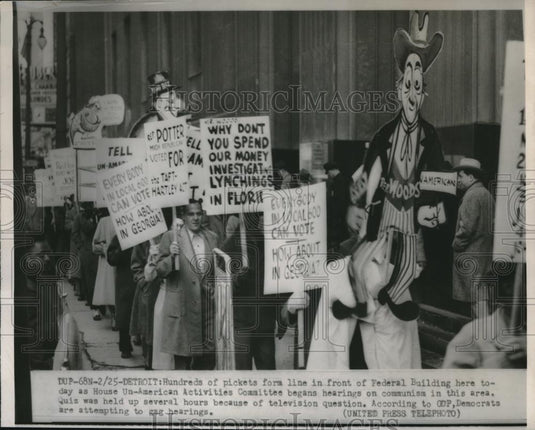 1952 Press Photo Hundreds Picketing in Front of Federal Building House Unamerica - Historic Images