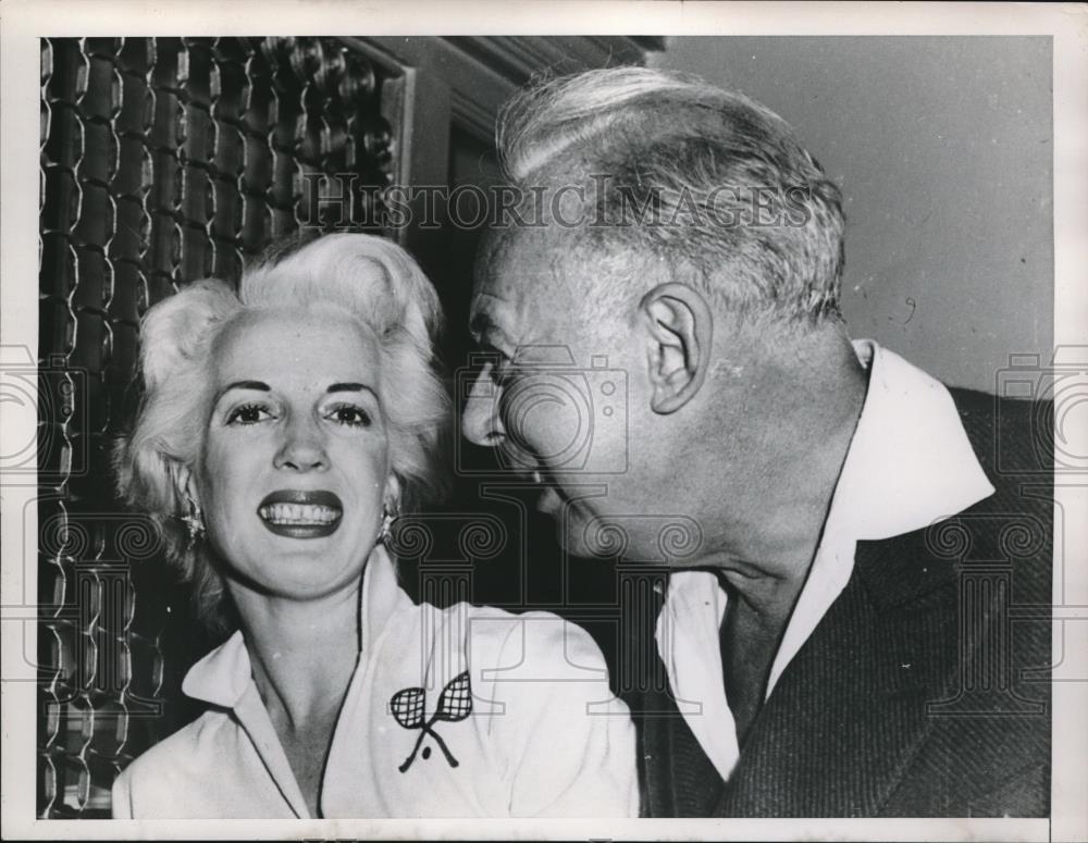 1953 Press Photo Mr. and Mrs. Thomas Manville posing for photo - Historic Images