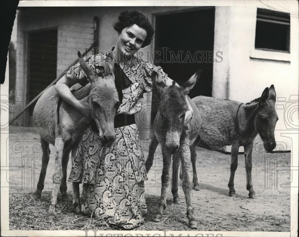 1937 Press Photo Irene McIntyre shown with her three Indian Asses - Historic Images